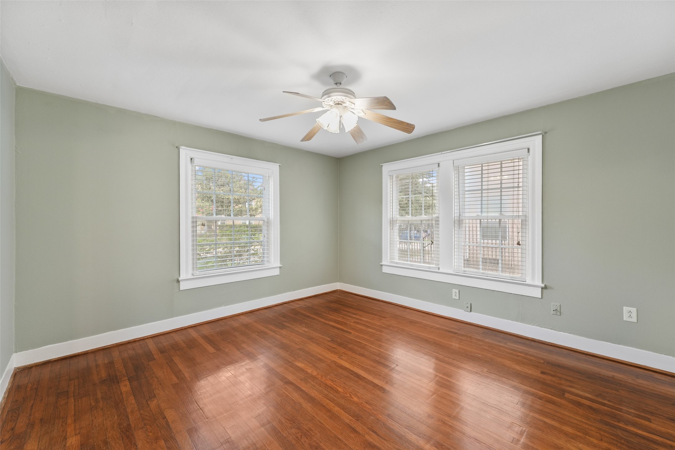 1637 Castle Court Houston, TX 77006 - Photo 9 of 14 Bedroom 2