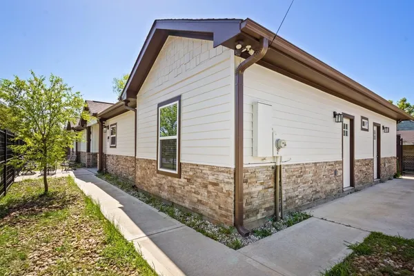 a view of house with backyard
