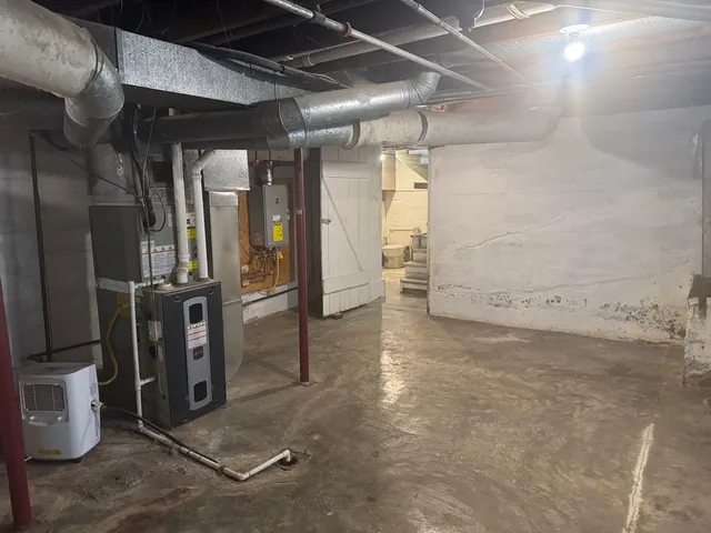 a view of entryway with a door