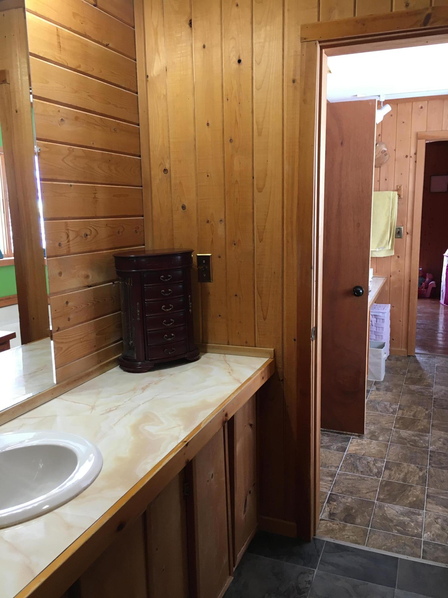 960 West Gate Road Caribou, ME 04736 - Photo 31 of 47 2nd Floor Bathroom