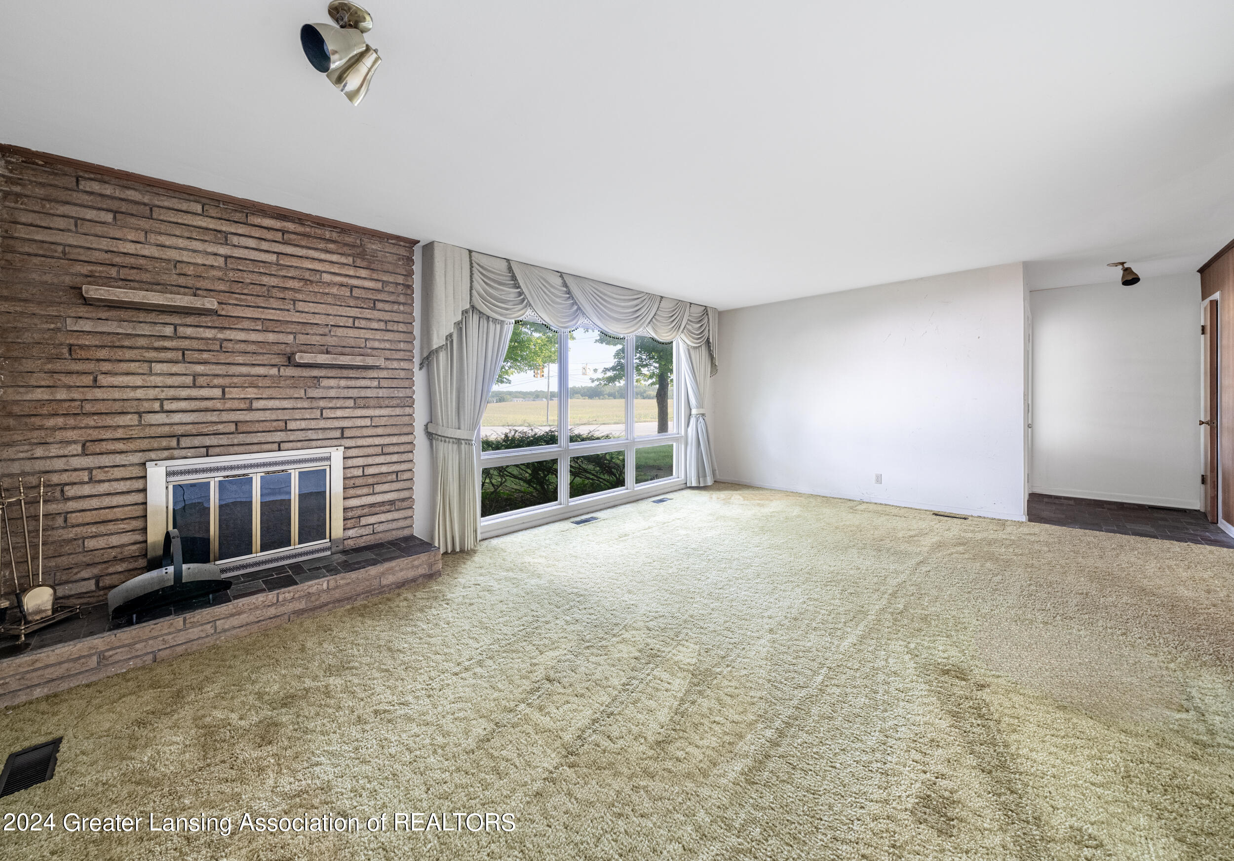 14020 Airport Road Lansing, MI 48906 - Photo 8 of 27 Living Room