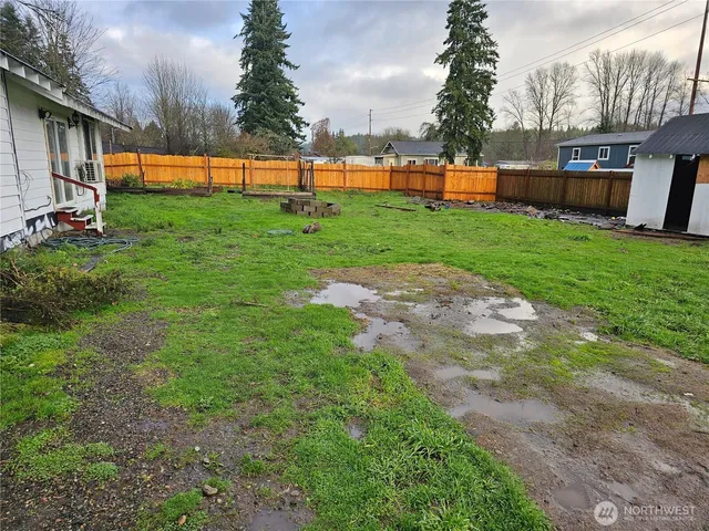 a view of a backyard