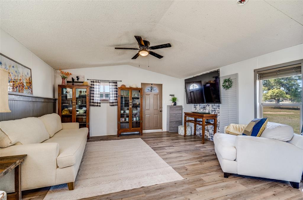 212 Farmhouse Road Springtown, TX 76082 - Photo 4 of 12