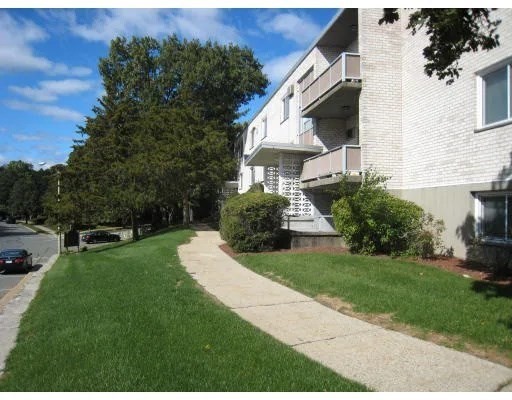 29 Jacqueline Road, Unit E Waltham, MA 02452 - Photo 2 of 7