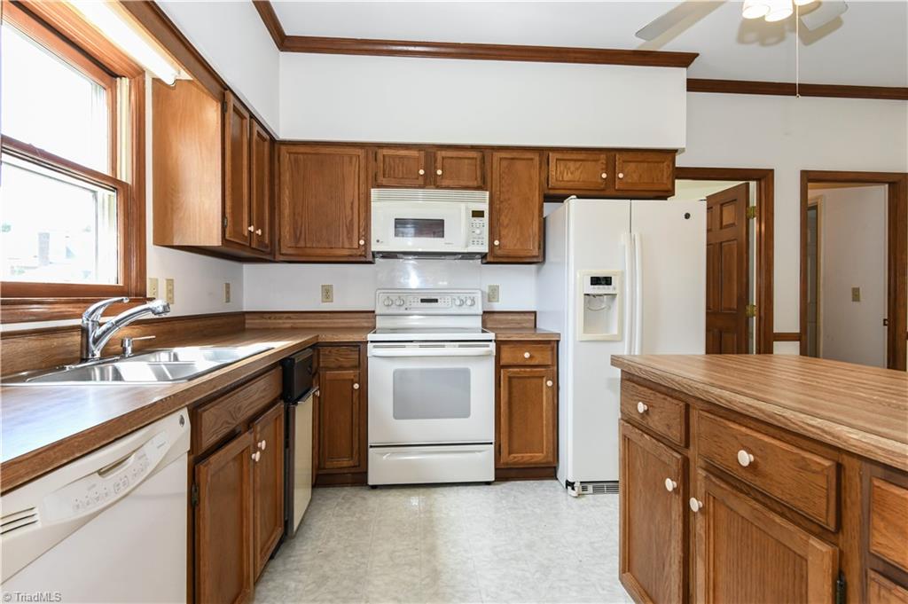 3718 Sawgrass Road Greensboro, NC 27410 - Photo 7 of 33