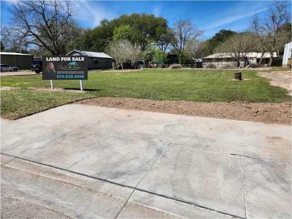 a view of a park that has a pathway