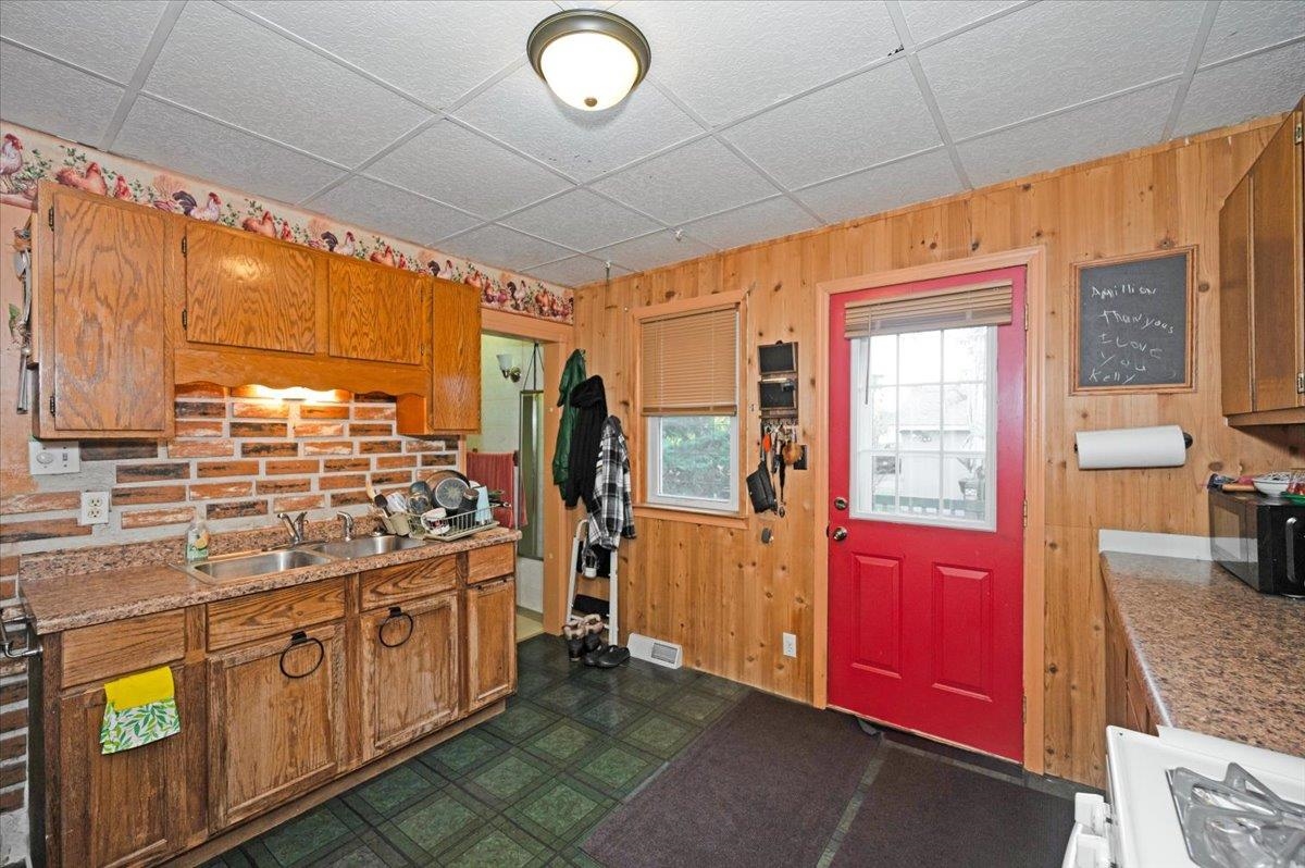 2302 Banks Avenue Superior, WI 54880 - Photo 8 of 16