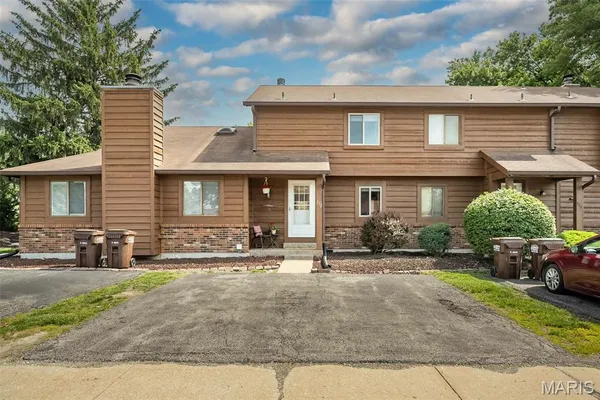 $214,000 | 272 Cedar Grove Drive, Unit B, St. Charles, MO 63304