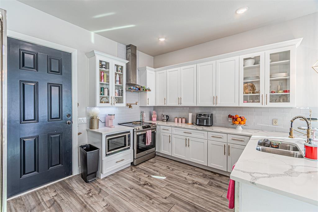 1503 Morrell Avenue Dallas, TX 75203 - Photo 12 of 30 a kitchen with a stove a sink and a refrigerator