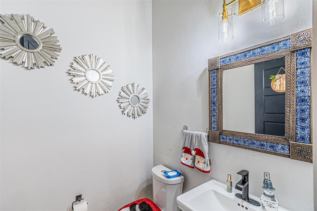 1503 Morrell Avenue Dallas, TX 75203 - Photo 14 of 30 a bathroom with a toilet sink and mirror
