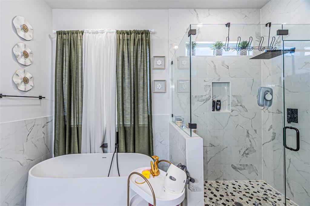 1503 Morrell Avenue Dallas, TX 75203 - Photo 18 of 30 a bathroom with a tub and shower