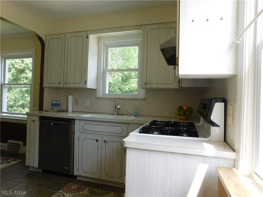 1171 Belrose Road Cleveland, OH 44124 - Photo 3 of 10 Gallery Image 3