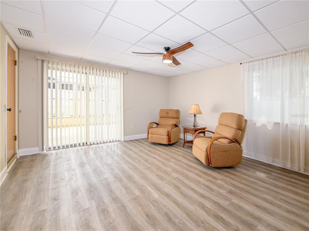 907 Hillside Terrace Brandon, FL 33511 - Photo 16 of 35 a living room with furniture and a window