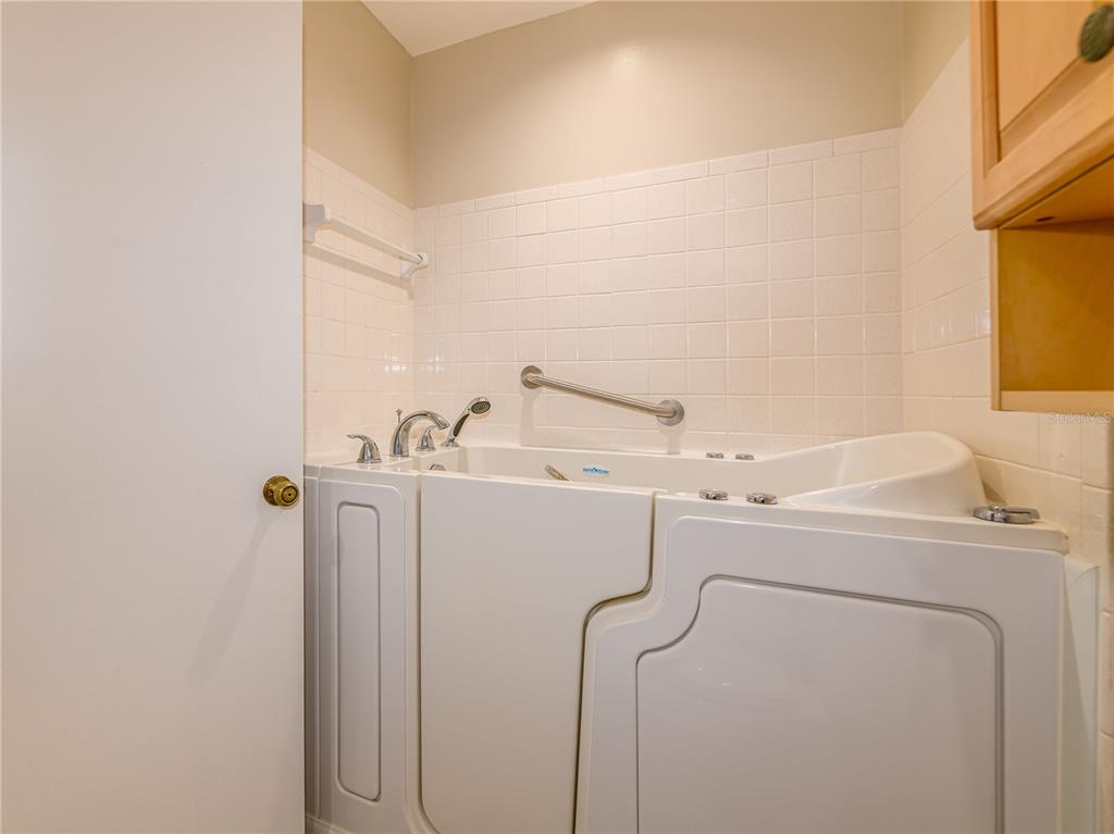 907 Hillside Terrace Brandon, FL 33511 - Photo 28 of 35 a utility room with dryer and washer