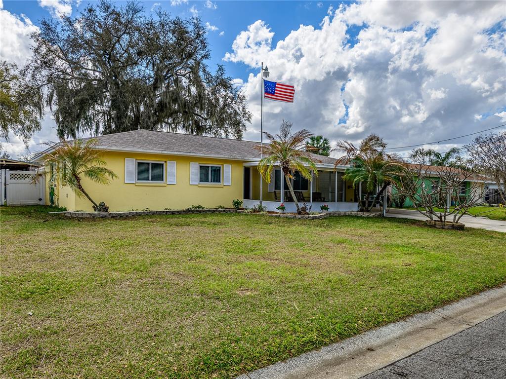 907 Hillside Terrace Brandon, FL 33511 - Photo 33 of 35 a front view of house with yard