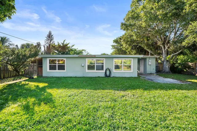 a view of a house and a yard with green space