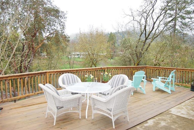 1946 Lampman Road Gold Hill, OR 97525 - Photo 30 of 34 Spacious Deck