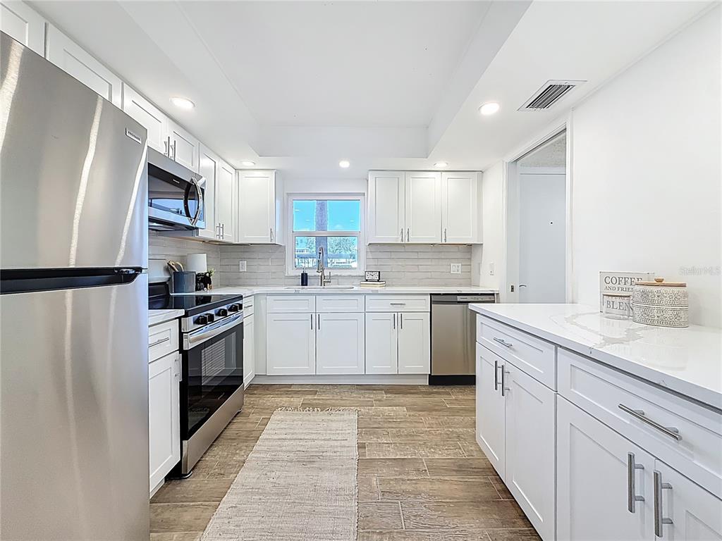 4550 Cove Circle, Unit 106 St. Petersburg, FL 33708 - Photo 7 of 38