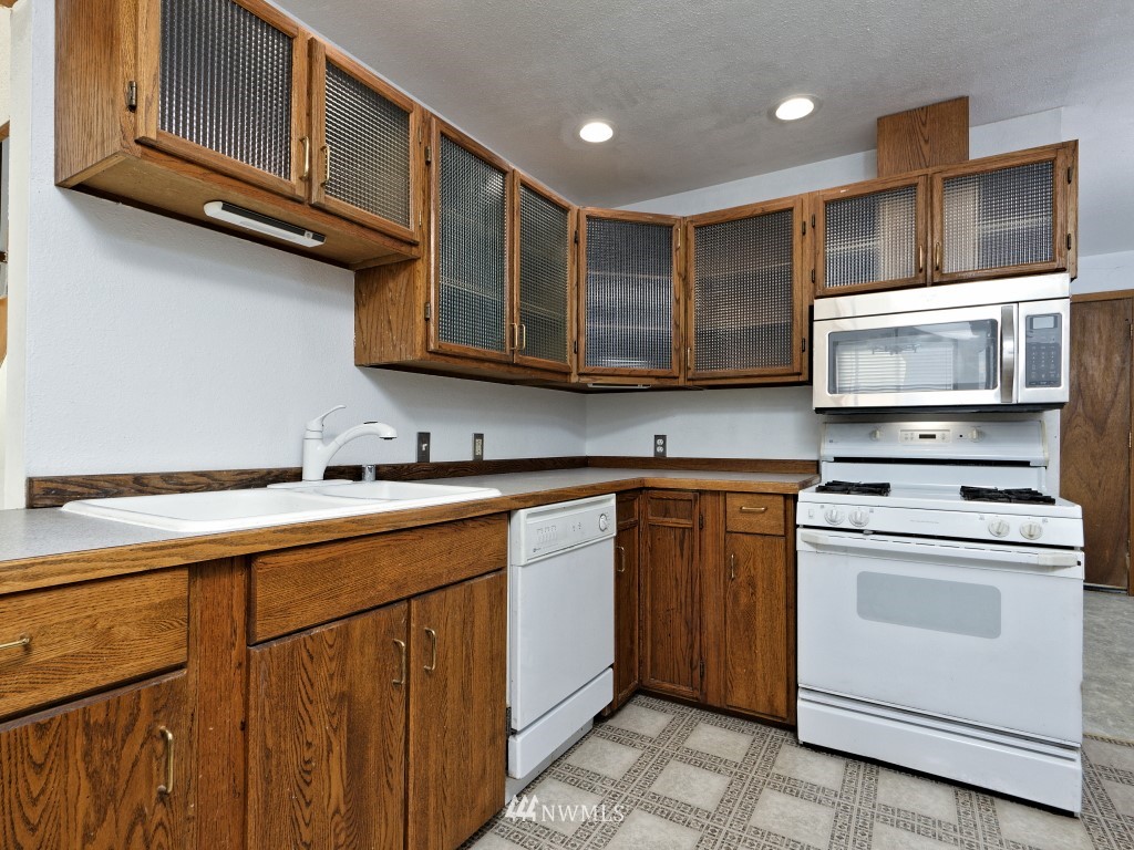116 Sheridan Road Bremerton, WA 98310 - Photo 12 of 31