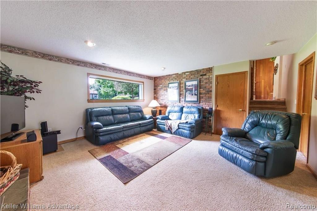 36508 West Lyman Road Farmington Hills, MI 48331 - Photo 16 of 63