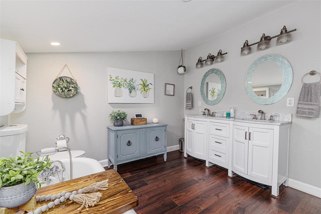 749 South Rushing Avenue Lakeland, FL 33801 - Photo 20 of 45 a room with painting on the wall and a window