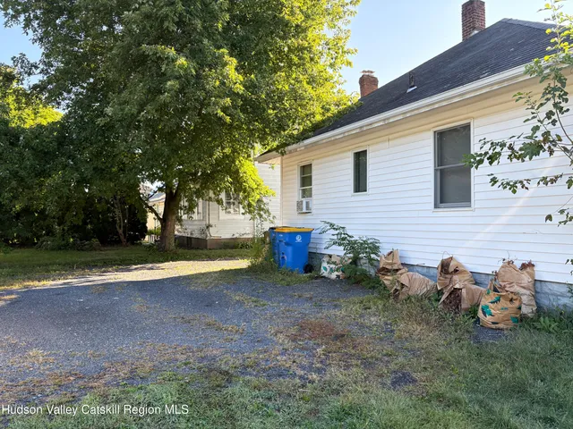 a view of a house with backyard