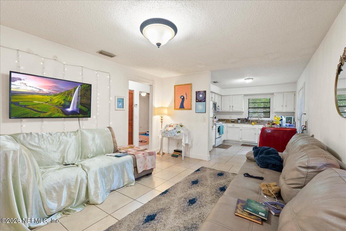 2910 Post Street Jacksonville, FL 32205 - Photo 19 of 34 a living room with furniture and a flat screen tv