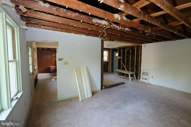 a view of livingroom with furniture
