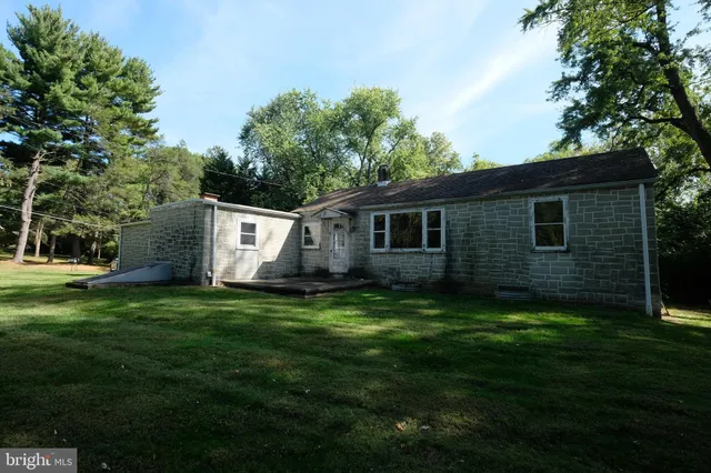 a view of a back yard of the house