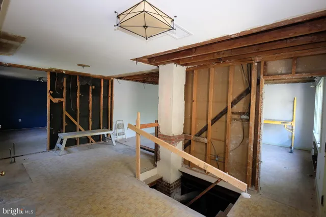 a view of entryway with a front door