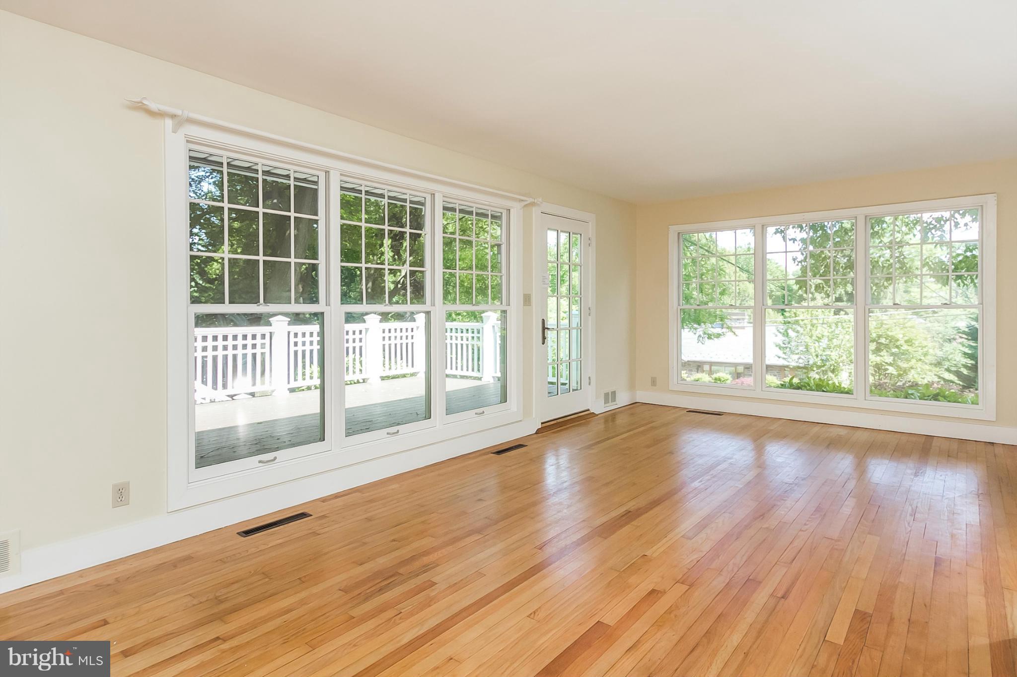 6004 Lakeview Road Baltimore, MD 21210 - Photo 3 of 30 Living Room
