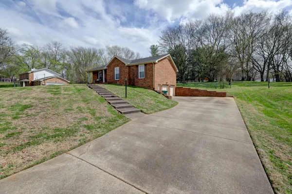 $301,900 | 1909 Claymont Drive, Clarksville, TN 37040