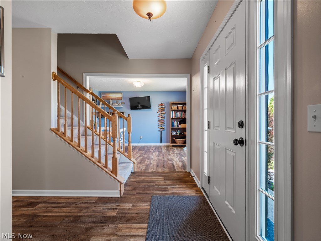 115 Sandstone Ridge Way Berea, OH 44017 - Photo 6 of 31 Entrance foyer