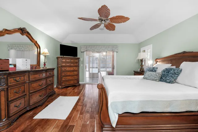 a view of a swimming pool with seating space