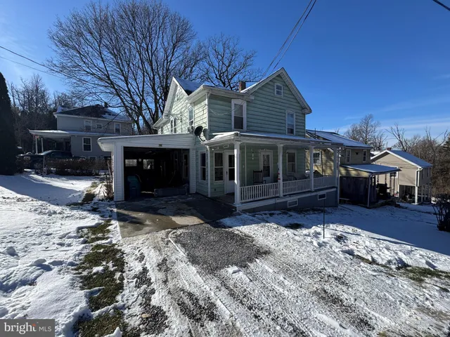 a view of house with a yard