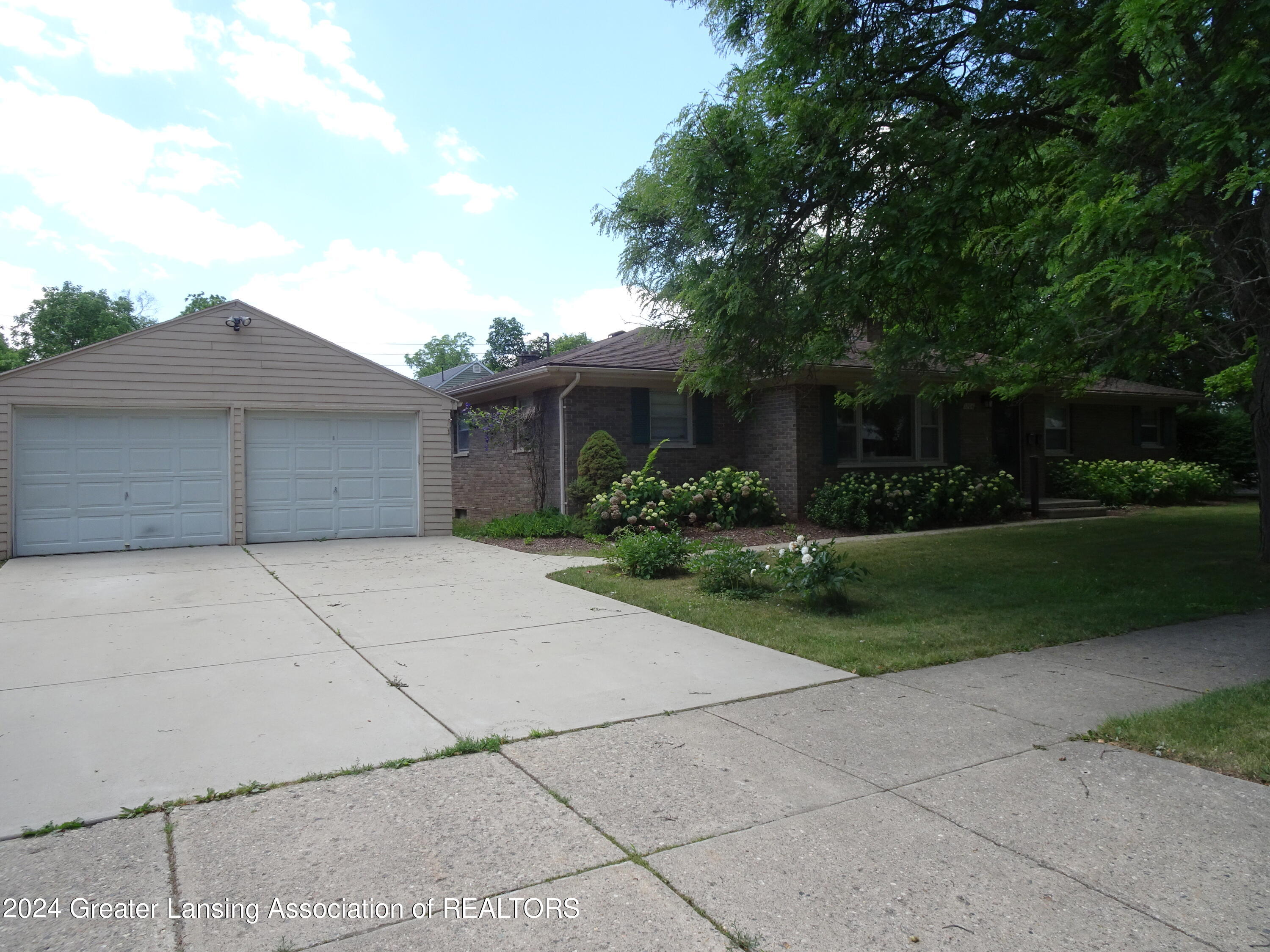 1204 Snyder Road East Lansing, MI 48823 - Photo 3 of 11 DSC04251