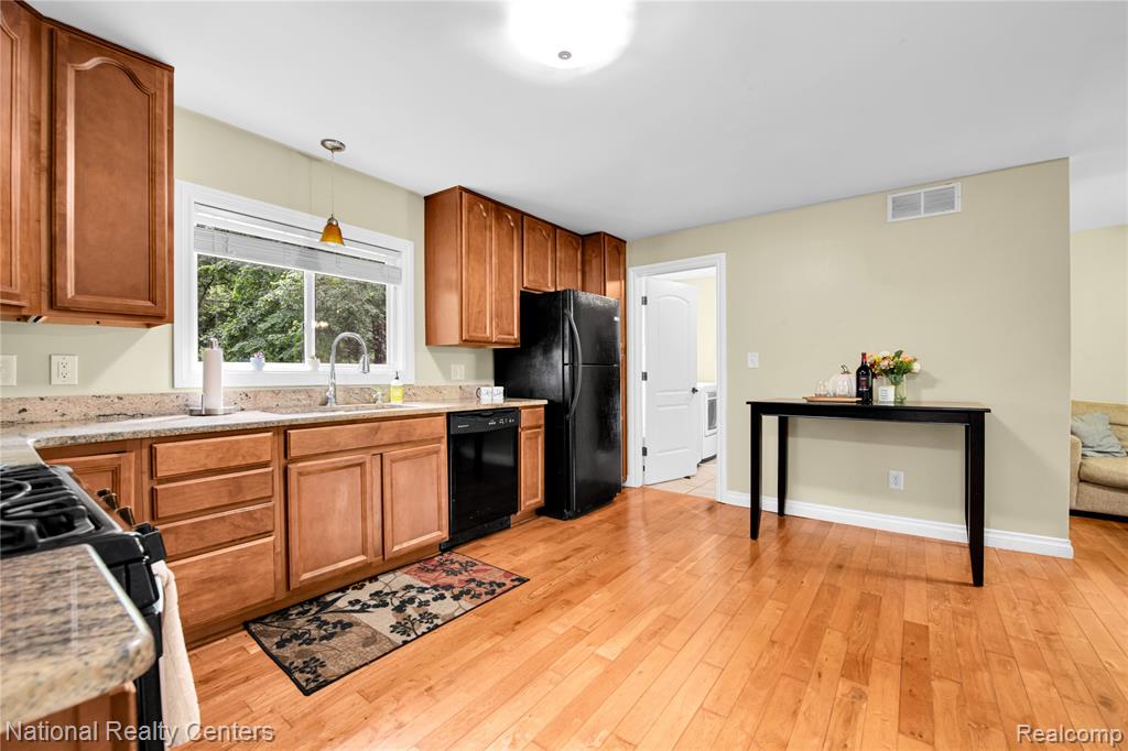 21135 Elwell Road Belleville, MI 48111 - Photo 6 of 35