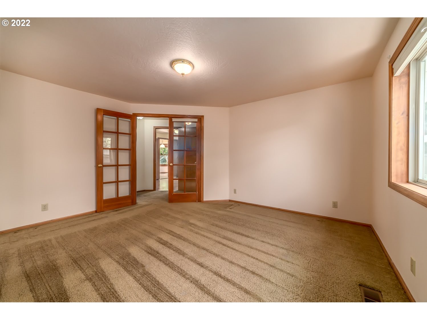 3166 W Street Springfield, OR 97477 - Photo 18 of 32 an empty room with windows