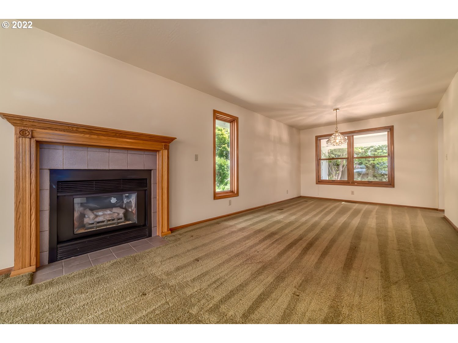 3166 W Street Springfield, OR 97477 - Photo 8 of 32 a view of an empty room and fire place