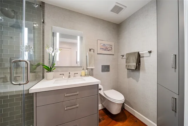 a sign that is sitting on the side of a road