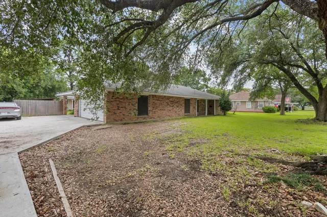 $2,300 | 6281 25th Street, Groves, TX 77619