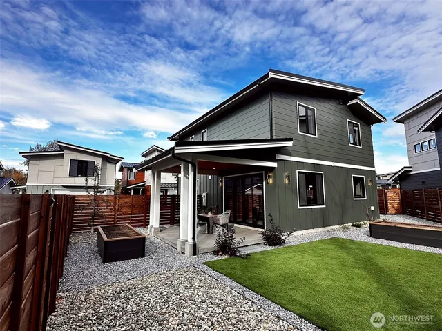 a view of a house with yard and porch