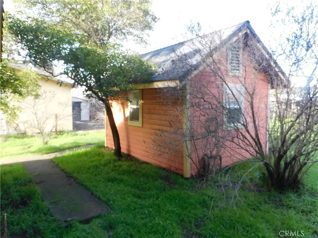 a view of a back yard of the house