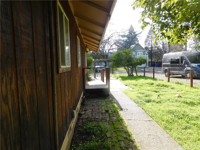 a view of a back yard