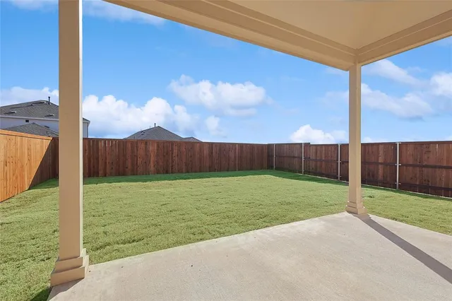 a view of a back yard