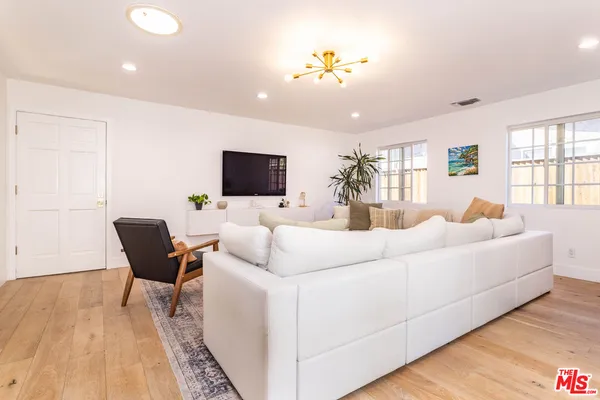 $1,250,000 | 19837 Gilmore Street, Woodland Hills, CA 91367