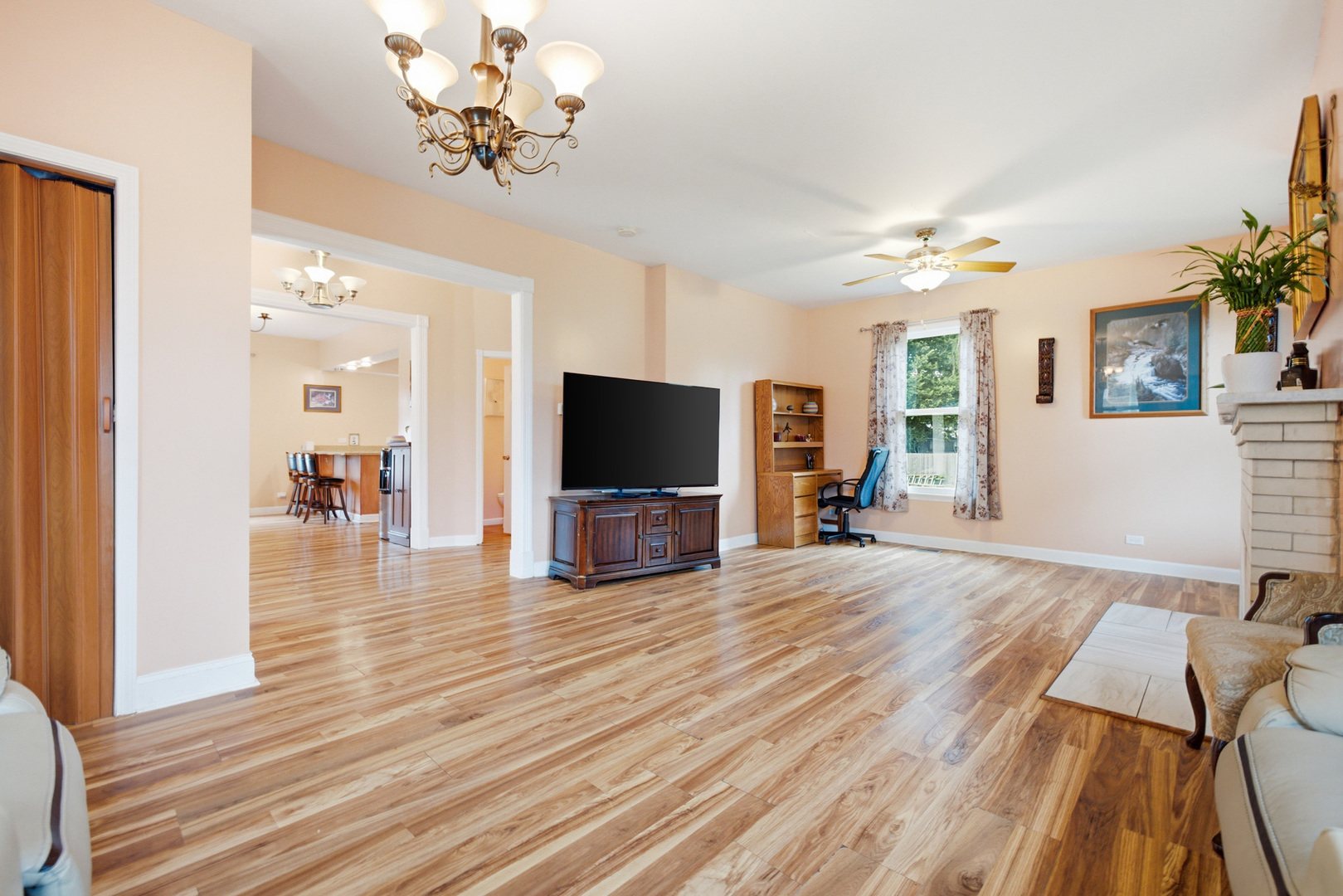 459 North Spring Street Elgin, IL 60120 - Photo 4 of 29 Gallery Image 4