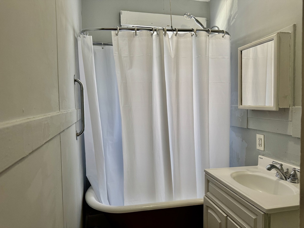 21 Bloomfield Street Springfield, MA 01108 - Photo 11 of 33