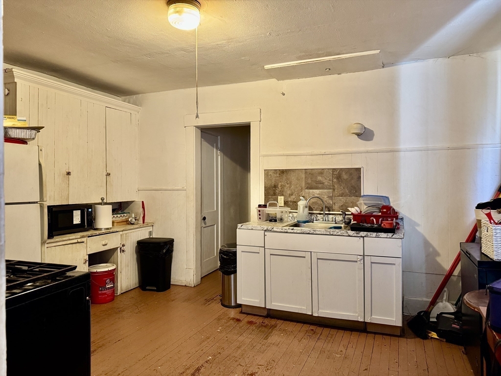 21 Bloomfield Street Springfield, MA 01108 - Photo 16 of 33