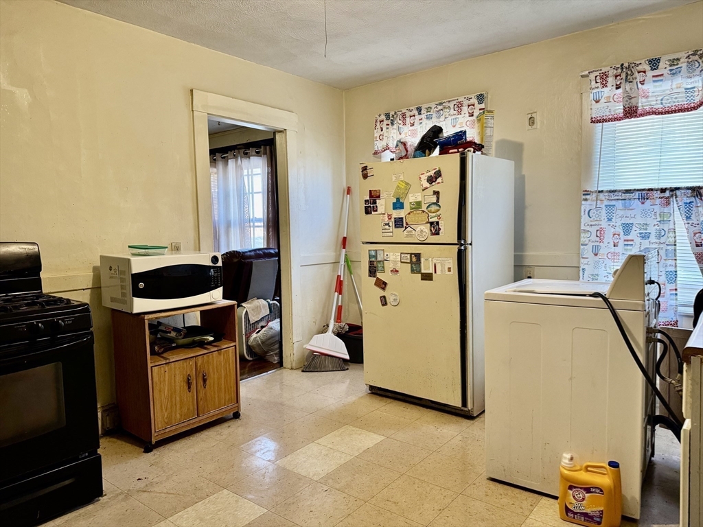 21 Bloomfield Street Springfield, MA 01108 - Photo 22 of 33